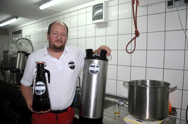 Im Hausverkauf ist das Bier in Zwei-Liter-Flaschen und 19-Liter-Containern zu haben