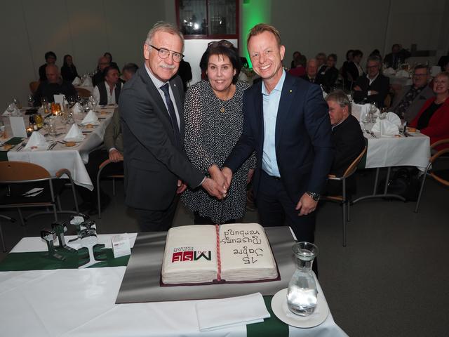 Anschnitt der Jubiläumstorte: Maximilian Jäger (Vizebürgermeister der Stadt Leoben), Susanne Leitner-Böchzelt (MSE-Geschäftsführerin), Mario Abl (Bürgermeister der Stadt Trofaiach) v.l.