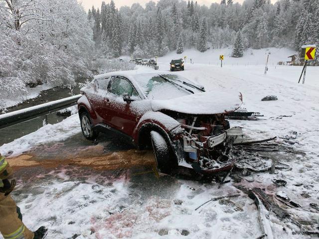 Beim Unfall wurden drei Personen verletzt.
