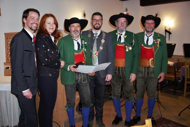 Bgm. Christian Härting, Vize-Bgm. Cornelia Hagele und Christoph Walch, Hubert Agerer von der Schützenkompanie Telfs | Foto: Ricarda Stengg