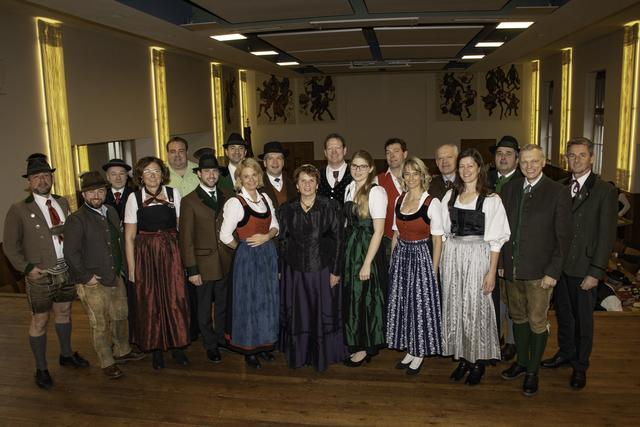 Die Flachgauer Heimatvereine mit ihrer Obfrau Elfriede Forsthuber. | Foto: Peter Mayer