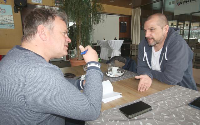 BB Sportredakteur Werner Klammer im Gespräch mit Fügen Coach Thomas Luchner.