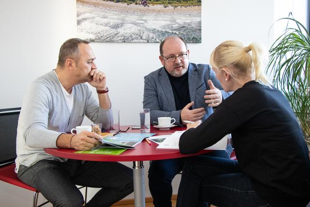 s'Innviertel-Geschäftsführer Gerald Hartl und Stadtmarketing-Geschäftsführer Roland Murauer im Interview mit BezirksRundschau-Redakteurin Bernadette Wiesbauer. | Foto: Doms