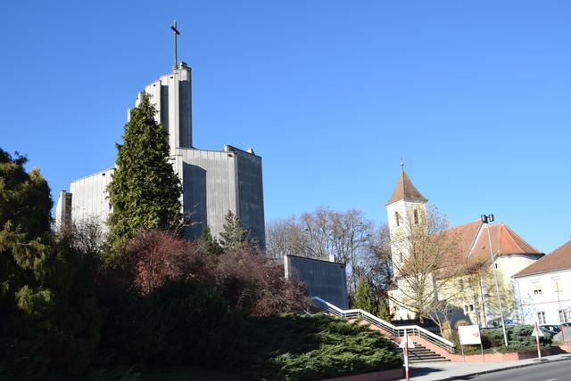 Ab April ist das Gasthaus unterhalb der Heilig-Geist-Kirche (links) zu haben.