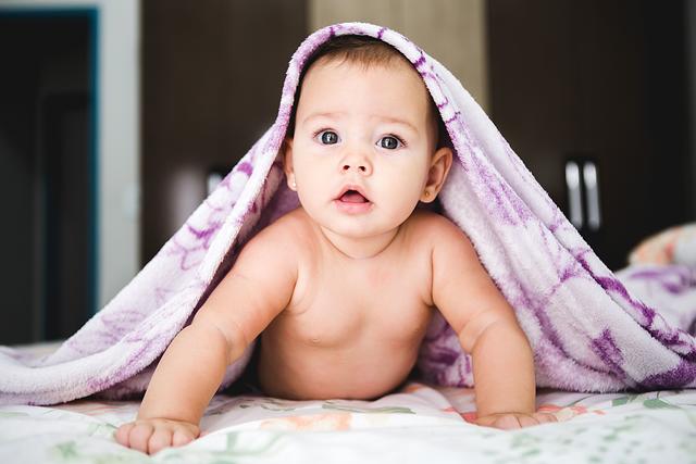 Die Wiedner nennen ihre Neugeborenen am häufigsten Alexander und Sophie. | Foto: Jonathan Borba/Unsplash
