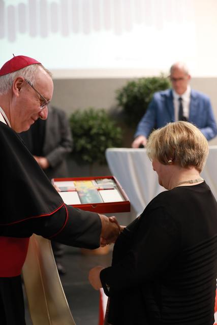 Diözesanbischof Ägidius Zsifkovics überreichte der einstimmig gewählten Präsidentin Karin Ofner ein Glaskreuz als Geschenk zur Eröffnung.