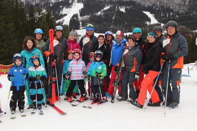 Carina Braunsteiner, Alexander Schubert, Ronald Bauer, Stefanie Ertl, Harald Nutz, Marianne Ziegelwanger, Christian Nutz, Harald Nezina, Inge Niederer, Sigi Kerschner, Barbara Gaupmann, Erich Santner und Helmut Berger betreuten die alpinen Nachwuchstalente beim Schikurs. | Foto: zVg.