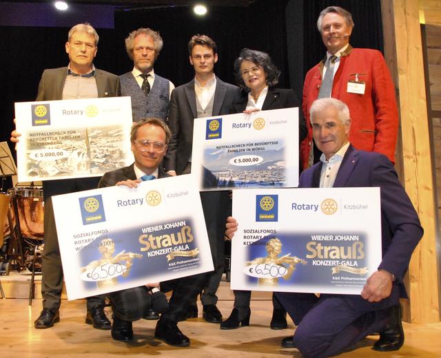 Spendenübergabe: Bgm. Helmut Berger, Matthias und Maximilian Kendlinger, Bgm. Hedi Wechner, Moderator Karl Klausner und vorne die beiden Rotary-Präsidenten Thomas Gredler (li.) und Klaus Kullnig.