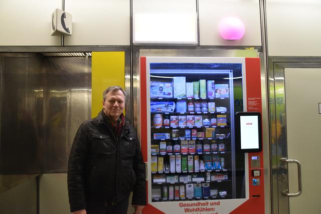 Hinter den "Necessibox"-Automaten steckt Apotheker Reinhard Becker. Er bietet Produkte für den täglichen Gebrauch an.