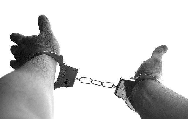Die Polizei war gerade in der Nähe, als Passanten einen Dieb stellten. Er wurde vorläufig festgenommen.