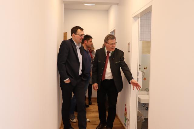 Vizebürgermeister Alfons Jehle (re.) führte unter anderem durch die Räumlichkeiten, die noch den ganzen Tag besichtigt werden konnten. | Foto: Siegele
