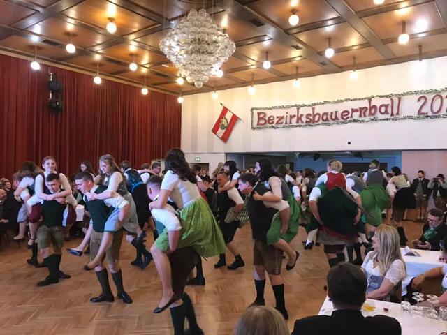 Eine Polonaise zum Staunen. Der Bezirksbauernball glänzte wieder mit ausgezeichnetem Besuch.