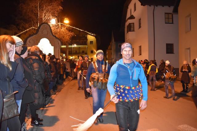 Hunderte Schaulustige säumten den Weg der Imster Roller und Scheller bei der Fasnachtsprobe am Sonntag abend.