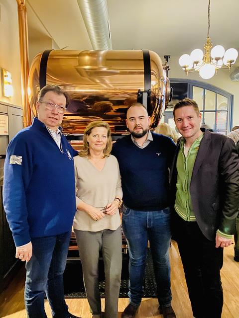 Die Bezirksräte Eduard Hacker und Renate Kaltenegger, der Eigentümer Karl Burke und der stellvertretende Bezirksvorsteher Josef Mantl (v.l.). | Foto: lreis