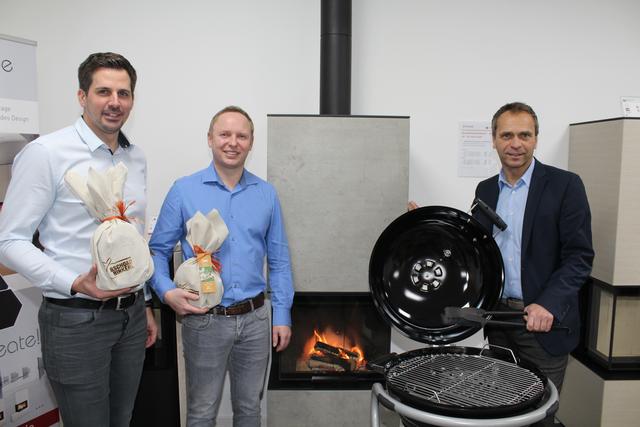 Stefan Würzlhuber (li.) und Markus Hofmann (2.v.li.) mit Siegfried Pramhas
