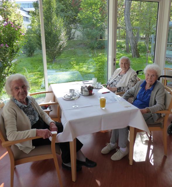 Die drei Bewohnerinnen Gertraud Obermeier, Hedwig Scheibal und Erika Giolai (v.l.n.r) sind seit ihrer Schulzeit in der HAK unzertrennlich – in ihrem wohlverdienten Ruhestand leben sie bei Kursana Tür an Tür.
