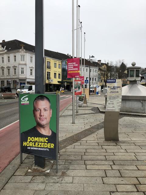 Die Amstettner Innenstadt als Plakatdschungel.