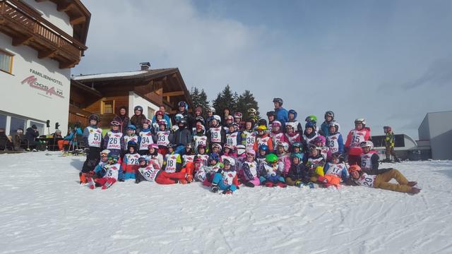 Die teilnehmenden Kinder mit den Skilehrern, Funktionären und Eltern auf der Moosalm am Hochstein in Lienz vor dem traditionellen Abschlussrennen. | Foto: SV Dölsach