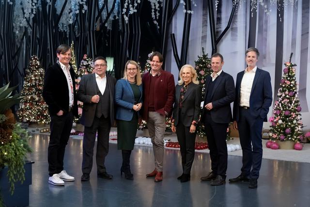 Thomas Mark (Präsident MK Illumination), Alois Schranz (Vize-Präsident Tiroler Adler Runde), Bundesministerin Margarete Schramböck, Klaus Mark (GF MK Illumination und Präsident der Tiroler Adler Runde) , Ingeborg Freudenthaler (Tiroler Adler Runde), Manfred Pletzer (Tiroler Adker Runde) und Rogier Wesling (GF MK Illumination)