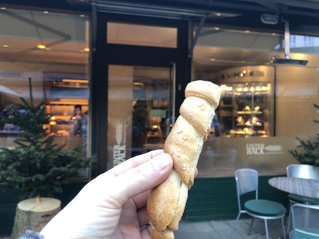 Ein Salzstangerl gab es beim Unterbäck zum kosten.  | Foto: sm