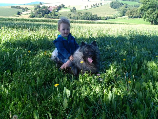 Der kleine Chris mit seinem Lieblings-Spielgefährten "Wolly" | Foto: Monika Grünling