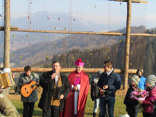 Ein Highlight zu Ostern: Das Kreuz am Emberg. 2019 war Bischof Wilhelm Krautwaschl in Kapfenberg, um die Segnung vorzunehmen.  | Foto: Andrea Stelzer