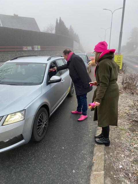 Eduard Posch und Julia Kernbichler verteilten am Dienstagmorgen Frühstückskipferl die im Stau stehenden Autos.