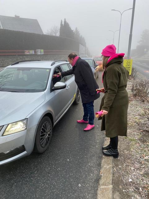 Eduard Posch und Julia Kernbichler verteilten am Dienstagmorgen Frühstückskipferl die im Stau stehenden Autos. | Foto: Neos Burgenland