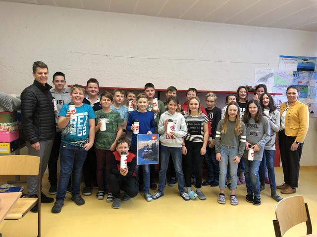 Die siegreiche 2b-Klasse der NMS Axams mit Gewinner Fabio Auer, GF Michael Körber und Laetitia Rainalter.