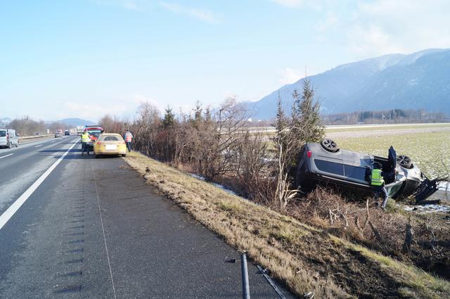 Das Auto des 53-jährigen Lenkers überschlug sich, nachdem er den am Pannenstreifen stehenden PKW seitlich gerammt hatte.