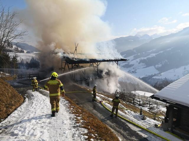 In Taxenbach stand ein Stallgebäude in Vollbrand.