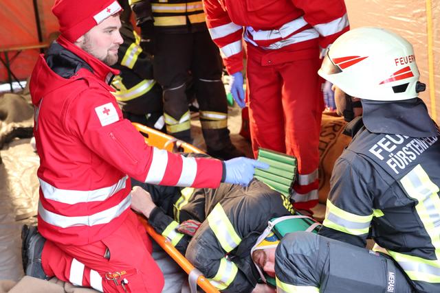 An der Übung beteiligten sich auch Kameraden der Feuerwehr Übersbach, ein Fahrzeug vom Roten Kreuz und der Bereichssanitätsbeauftragte Charly Lederer von der Feuerwehr Stadtbergen.