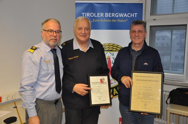 Bergwacht-Bezirksleiter Gerhard Moser (li.) gratulierte den Geehrten Manfred Juen (50 Jahre, Mi.) und Bgm. Helmut Ladner (Verdienstzeichen der Tiroler Bergwacht). | Foto: Stefan Frank