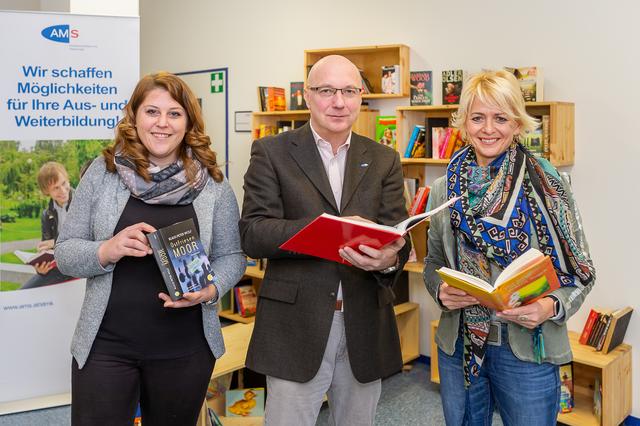 Lese-Mission: Projektleiterin Maria Scherz gemeinsam mit der AMS-Geschäftsstellenleitung Christian Namor und Karin Außerhofer (v.l.)