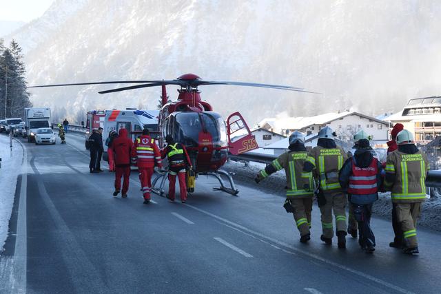 Die schwerverletzte Frau wurde mit dem Notarzthubschrauber Heli 4 in die Innsbrucker Klinik geflogen | Foto: ZOOM-Tirol