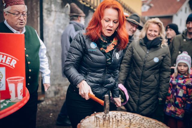 Viel Prominenz versammelte sich am Samstag beim traditionellen "Nogleinschlagen", zu dem die Schleicher mit ihren Gotln Angelika Mayr und Doris Szeli-Haas eingeladen haben. Standesgemäß wurden die Gäste mit Schleicherkutschen zum "Schleicherlöchl" gebracht, darunter "nagelten" auch VBgm. Cornelia Hagele und NR-Abg. Rebecca Kirchbaumer um die Wette.  | Foto: © BERNHARD STELZL PHOTOGRAPHY