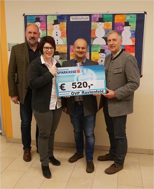 Foto von links: Dir. OSR Heinz Trappl, Elternvereinsobfrau Marina Kröpfl, Gemeindeparteiobmann Gerhard Rauscher, Bürgermeister Gerhard Wandl