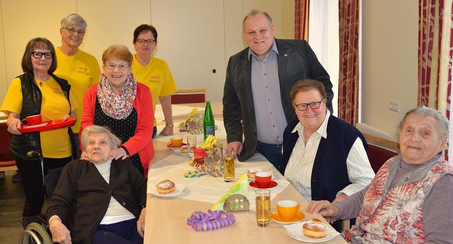 Stefanie Schagerl, Ilse Kiesl, Maria Brunner mit Tochter Gertraud Kramer, Theresia Unfried, Walter Pernikl, Ingeborg Stockinger und Theresia Schlögl.
Nicht im Bild: Helferin Michaela Pürkfellner und viele weitere Heimbewohner.