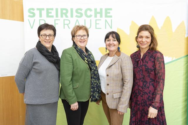 Luden zur Tagung: Andrea Muster, Landesbäuerin Auguste Maier, Landesleiterin LT-Präs. Manuela Khom, LGF Michaela Hartner