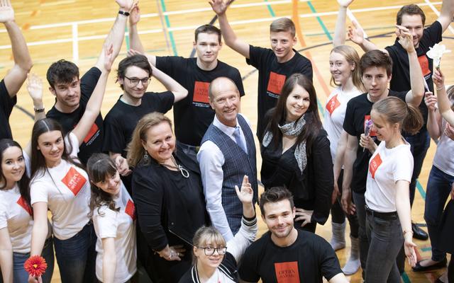 Im Takt: Claudia Eichler (l.), Klaus Höllbacher und Lisa Weswaldi-Eichler haben eine besonders akrobatische Polonaise vorbereitet.