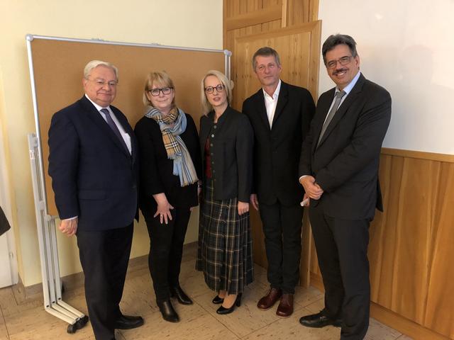 Karlheinz Tscheliessnigg, Betriebsdirektorin Caroline Buchmann-Hirschmann, Monika Pisleritsch, der ärztliche Direktor Othmar Grabner und Ernst Fartek (v.l.).