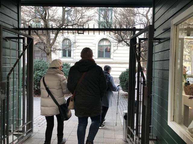 Durch den Grünmarkt ging es nach der Jause wieder hinaus.  | Foto: sm