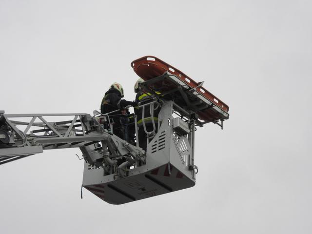 Eine Person musste über die Drehleiter vom Dach des Wirtschaftshofes gerettet werden.