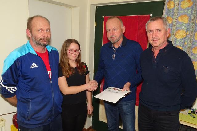 Wolfgang (l.) und Leonie Ertl mit Karl Almer (2.v.r.) und Vizebgm. Josef Heinrer (r.).