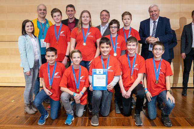 1. Reihe: Florian Koppensteiner, Lukas Höllrigl, Jonas Schulner, Jakob Hipp, Matthias Grübl
2. Reihe: Lehrerin Christa Binder, Benedikt Holzmüller, Melanie Gretz, Marcel Maier, Lukas Rentenberger
3. Reihe: Verein Robotix Mag. Martin Kaiblinger, Moderator Gerald Zottel, NÖ Spartengeschäftsführer Alexander Schrötter, Bildungsdirektor Johann Heuras