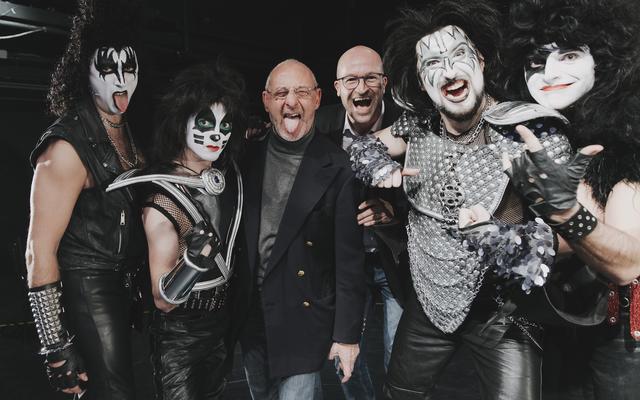 Kiss: Wolfgang Hülbig (l.) und Bernd Pürcher (r.) ließen es sich nicht nehmen, einen Blick in die Mitternachtsshow-Proben zu werfen.