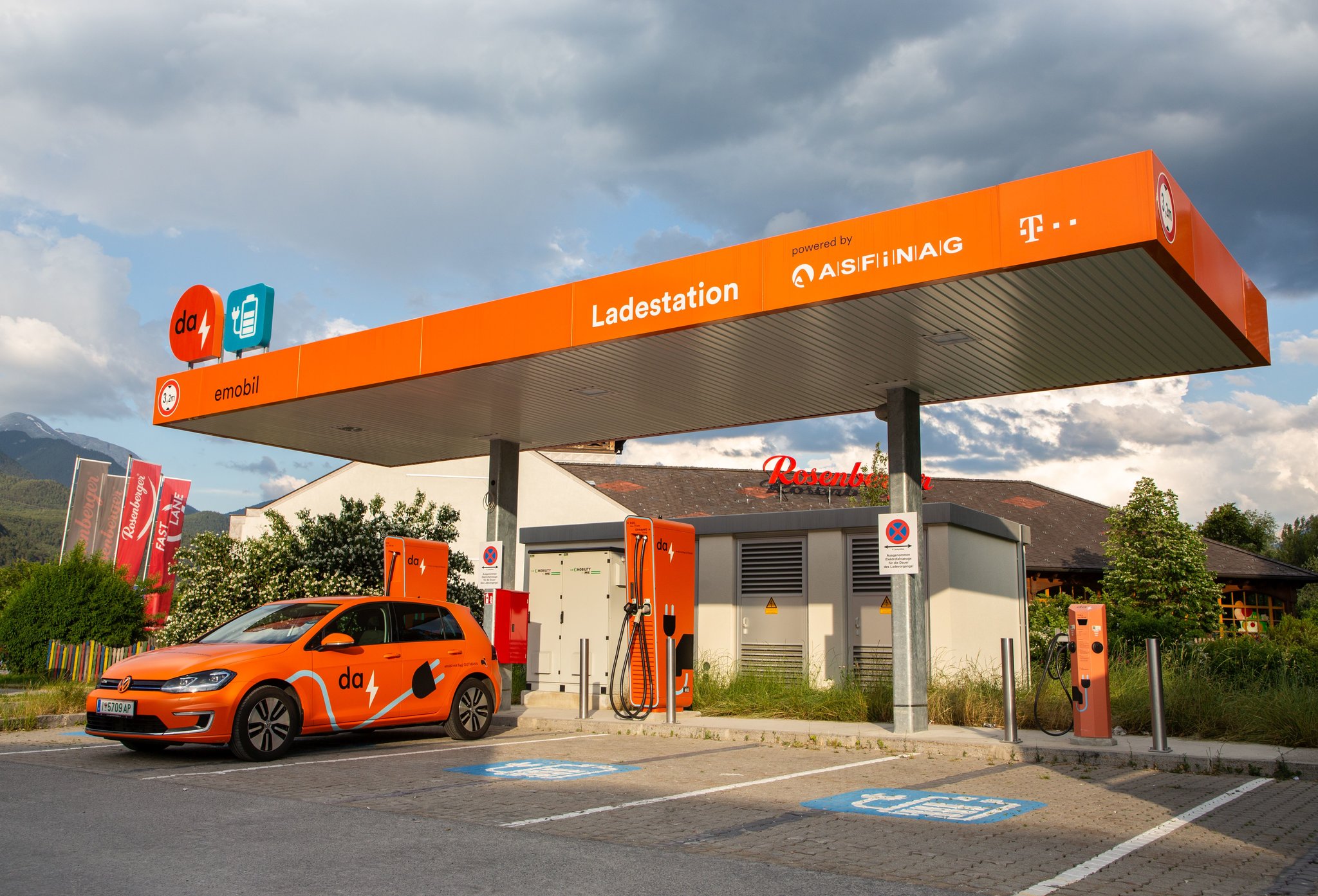 ETankstellen an der Autobahn ASFINAG Bis Sommer bereits 31 Ladestationen für ElektroPkw