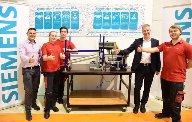 Vorbilder für Lehrlinge: Johann Schwaiger (l.) und Christian Ettl (2.v.r.) haben selbst bei Siemens gelernt.