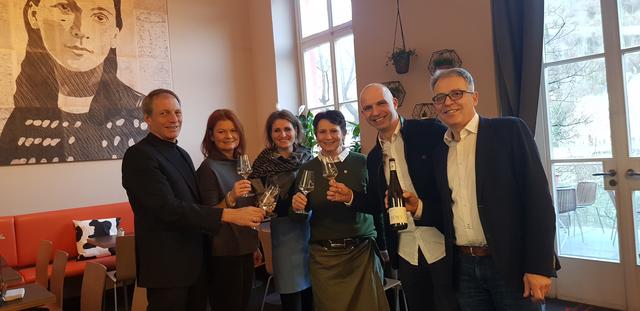 Walter Lanzerstorfer mit seiner Frau Andrea Lanzerstorfer, Barbara Rossmann, Fr. Hofbauer-Schmidt (Weingut), Karl-Heinz Rossmann, Hr. Hofbauer-Schmidt (seit 30 Jahren Weinbauer der Familie)