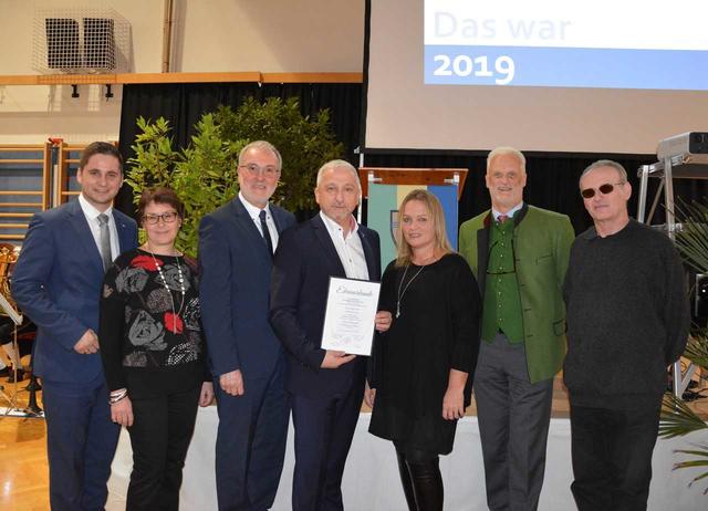 Nationalrat Lukas Brandweiner, Stadträtin Liane Schuster, Bgm. Maximilian Igelsböck, GF Fritz Weber, Bettina Weber, Bezirkshauptmann wHR Dr. Michael Widermann und Pater DDr. Martin Strauss. | Foto: Stadtgemeinde Groß Gerungs